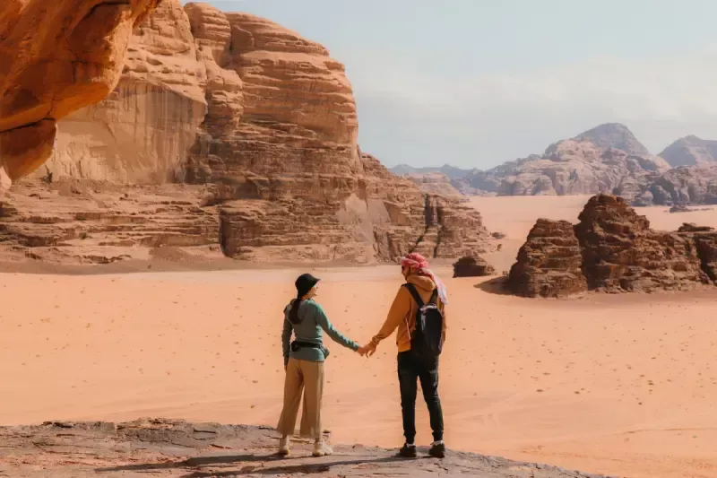 una coppia nel deserto del wadi rum, tour giordania 4 giorni